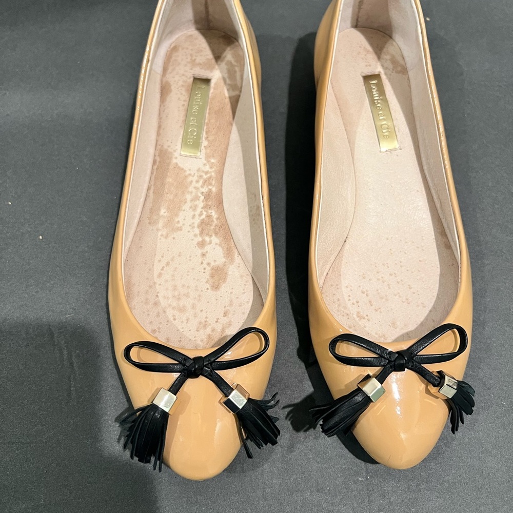 Elegant Beige Flats with Black Bow by Banana Republic
